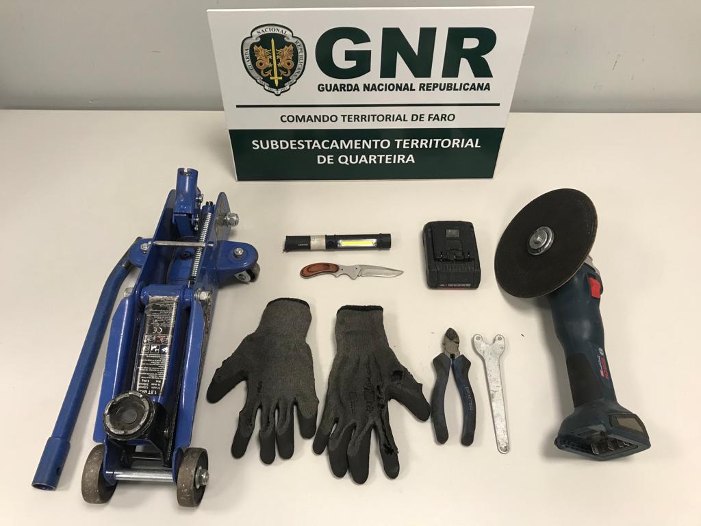 Sul Informação - Homem apanhado debaixo de carro a furtar catalisador em Quarteira