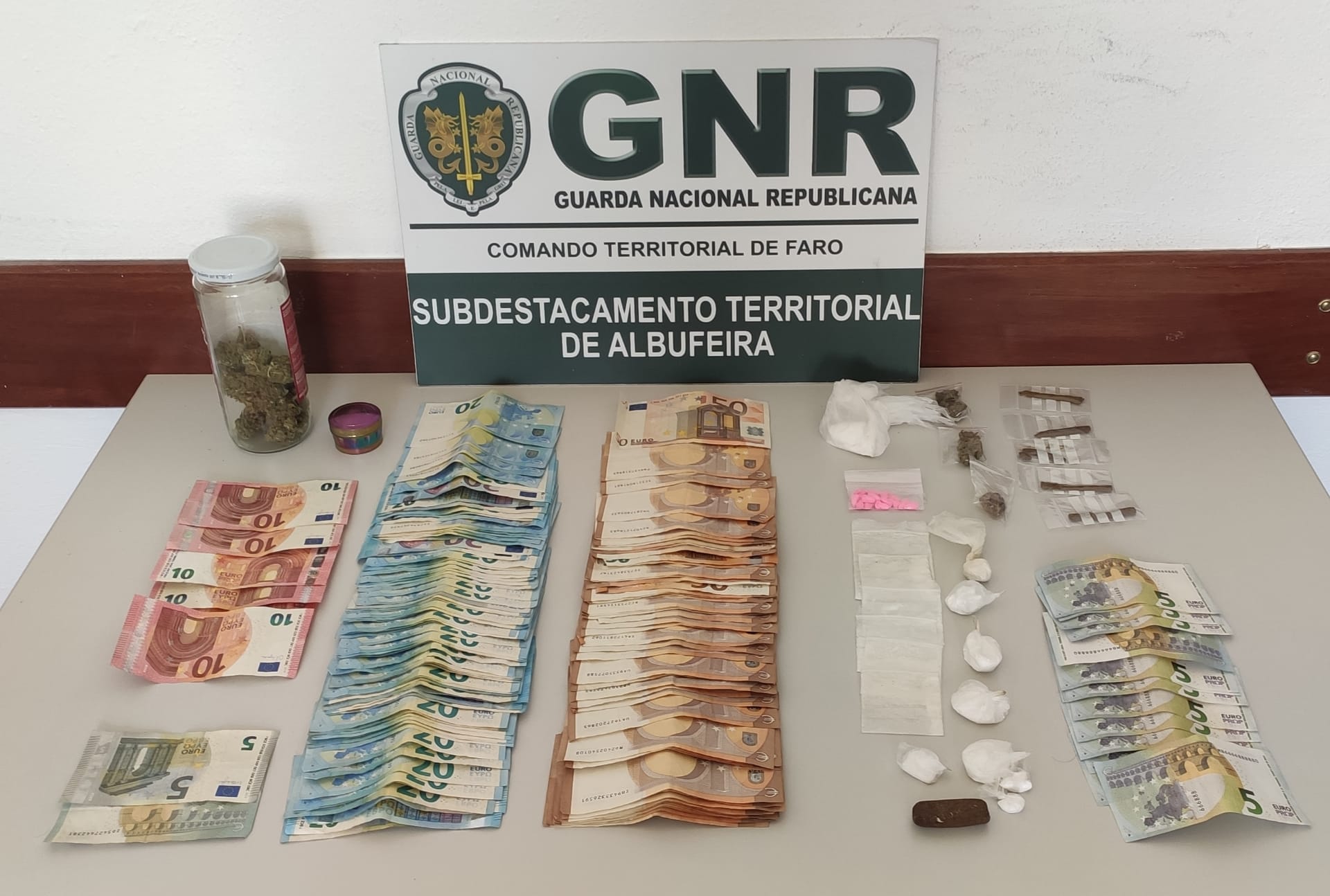 Sul Informação - Homens que se envolveram em desacatos detidos por tráfico de droga em Albufeira