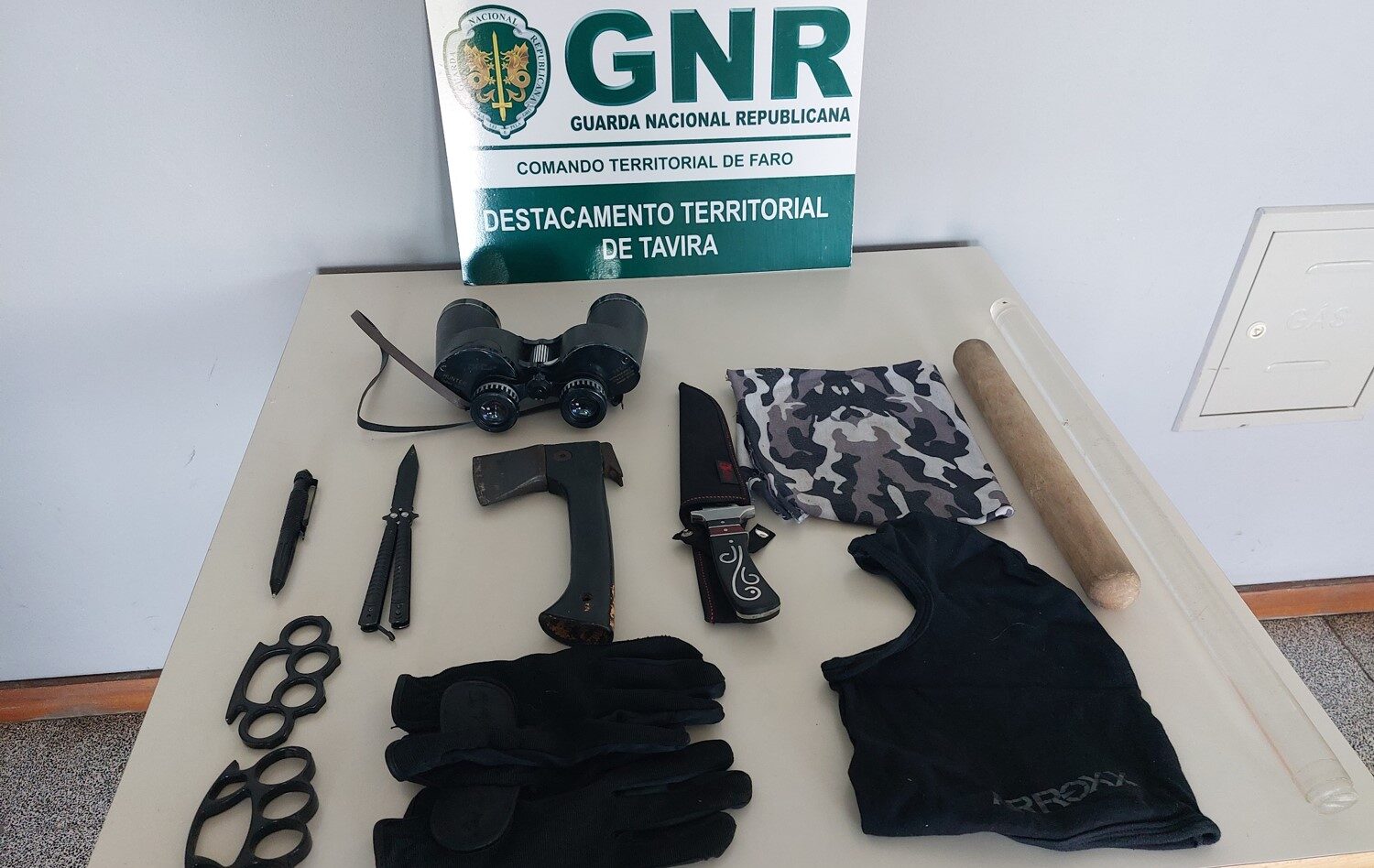 Sul Informação - Dois homens e uma mulher detidos por posse de armas proibidas em Tavira