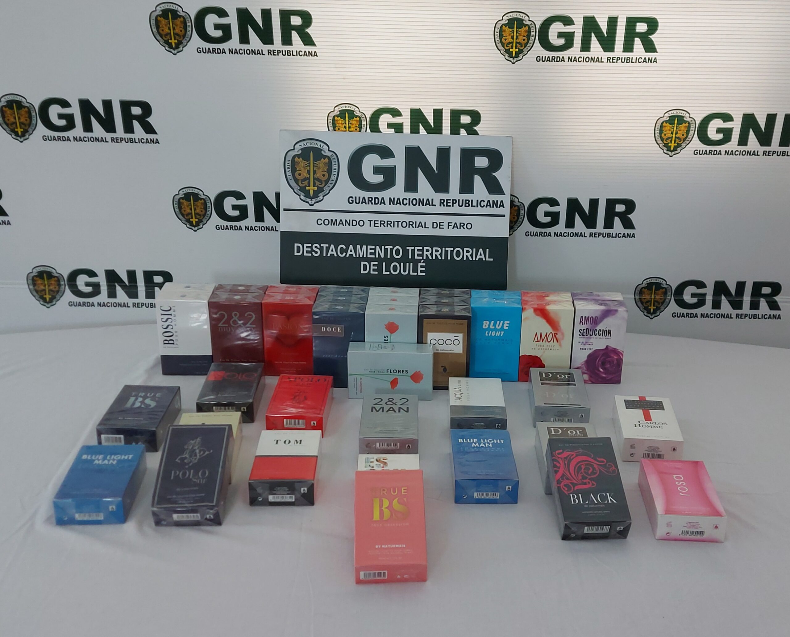 Sul Informação - Mulher apanhada a vender perfumes contrafeitos no mercado da roupa em Loulé