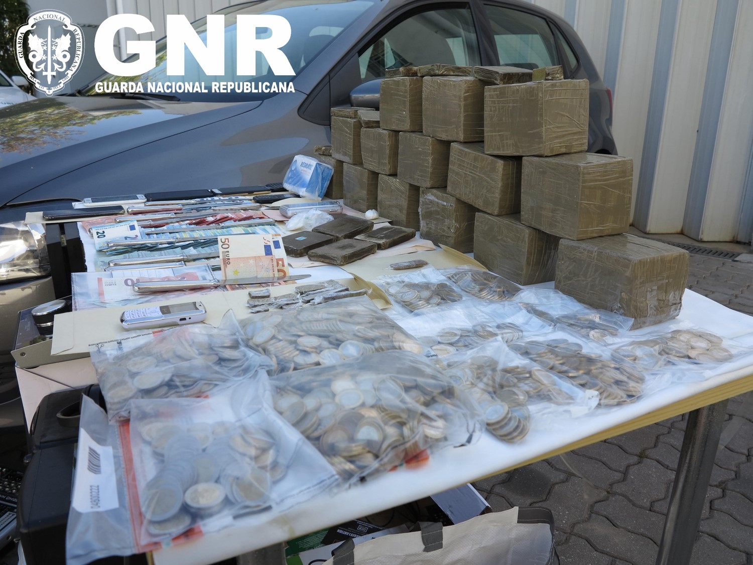 Sul Informação - GNR detém duas pessoas e apreende 15 quilos de haxixe em Lagoa e Portimão