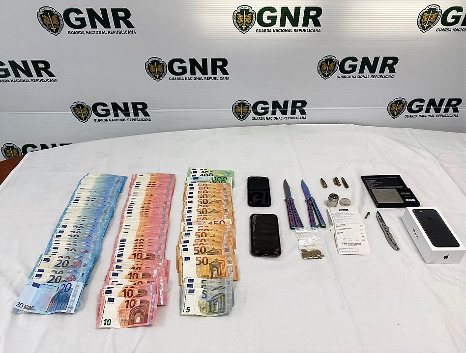 Sul Informação - Jovem de Boliqueime investigado por tráfico de droga tinha armas ilegais em casa
