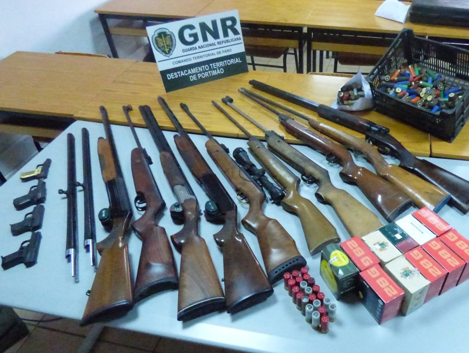 Sul Informação - Albufeira: GNR prende homem que batia na companheira e tinha arsenal de armas