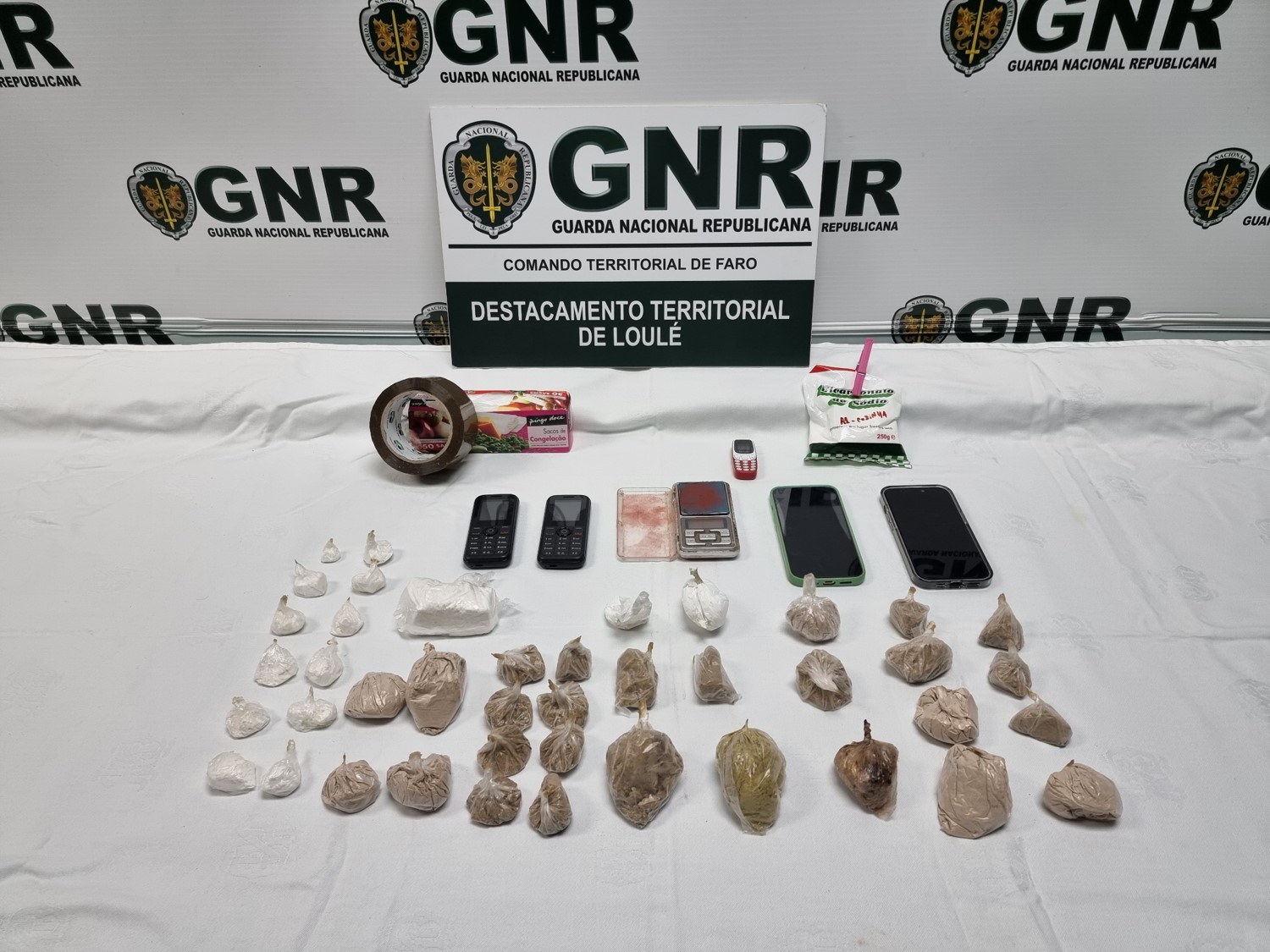 Sul Informação - Detido homem e mulher suspeitos de tráfico em Loulé e Olhão