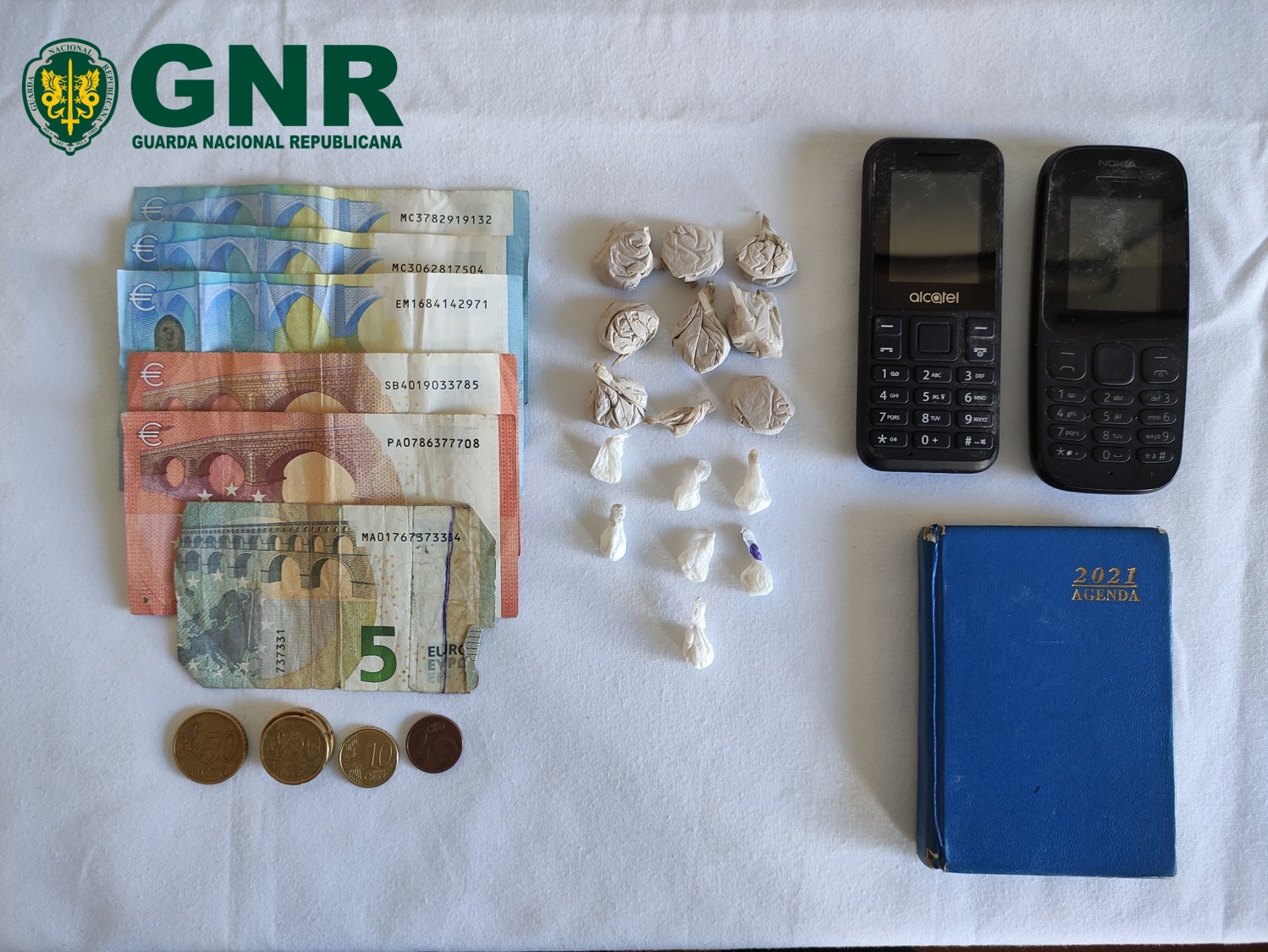 Sul Informação - GNR de Albufeira apanha suspeito de tráfico de heroína e cocaína em plena venda