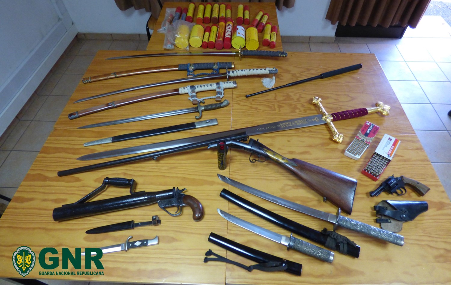 Sul Informação - Armas de fogo, sabres e espadas aprendidos a homem que agredia e ameaçava de morte a companheira