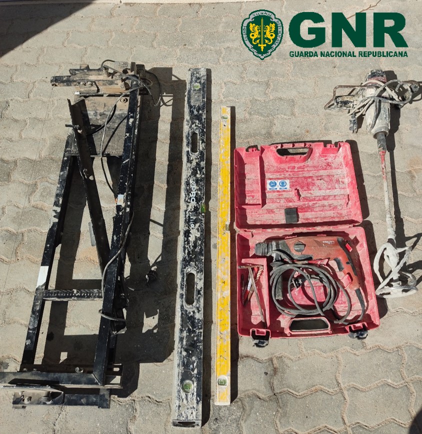 Sul Informação - GNR recupera em Almancil equipamentos de construção civil furtados em Aljezur