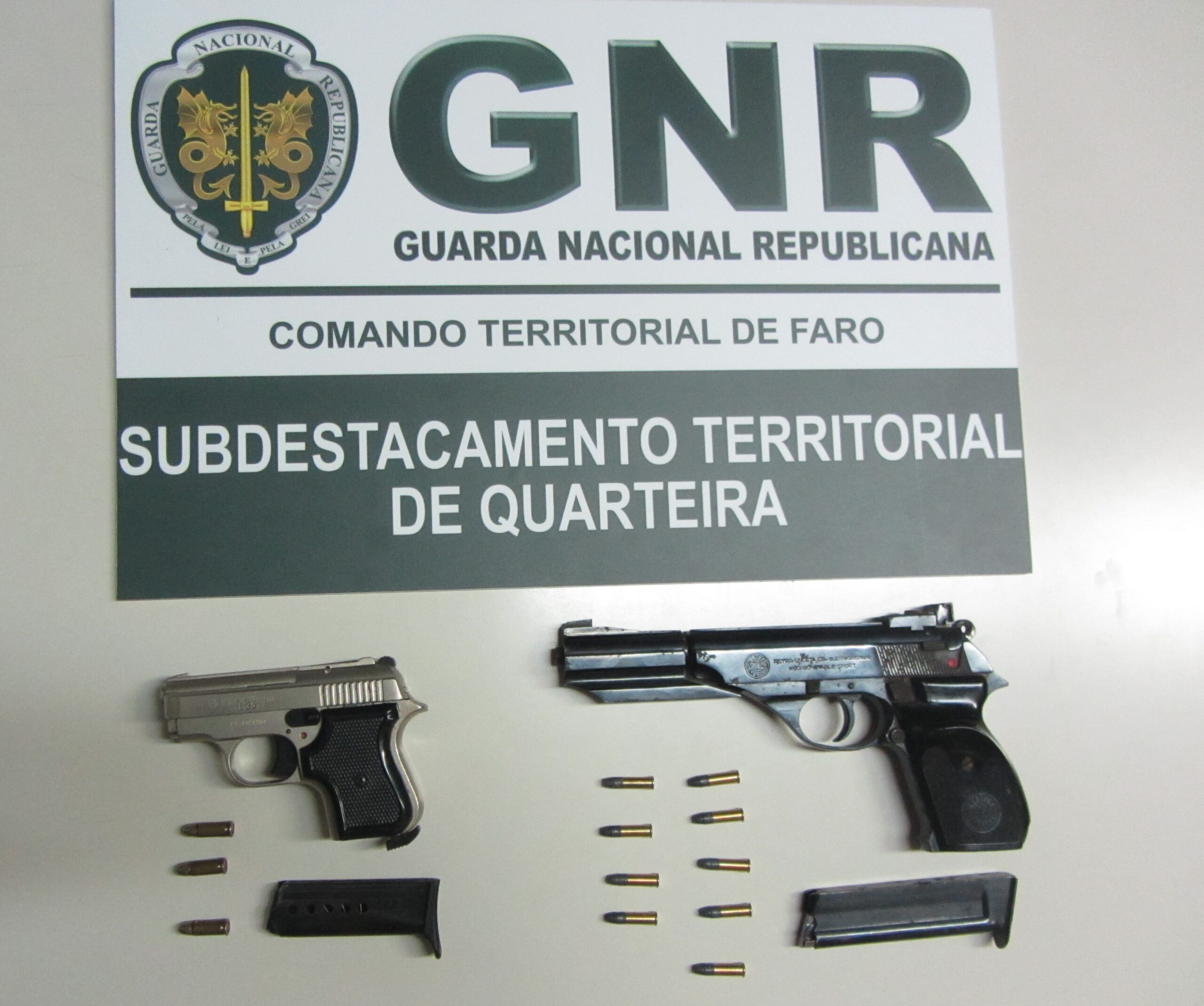 Sul Informação - GNR de Quarteira apreende duas armas de fogo e detém idoso