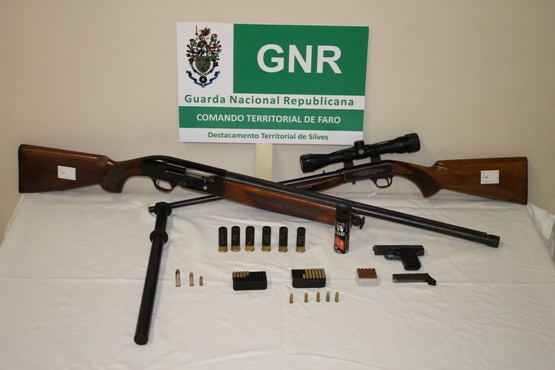Sul Informação - GNR detém homem que escondia armas proibidas em SB de Messines