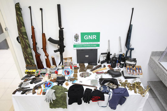 Sul Informação - GNR de Paderne detém homem que guardava armas proibidas e droga em casa