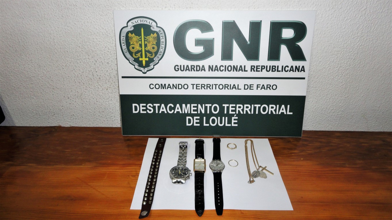 Sul Informação - GNR apanha em flagrante homem que assaltava casa em Almancil