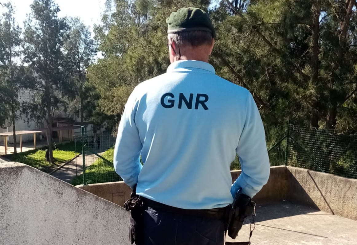Sul Informação - GNR de Serpa detém homem por tráfico de droga e posse de arma proibida