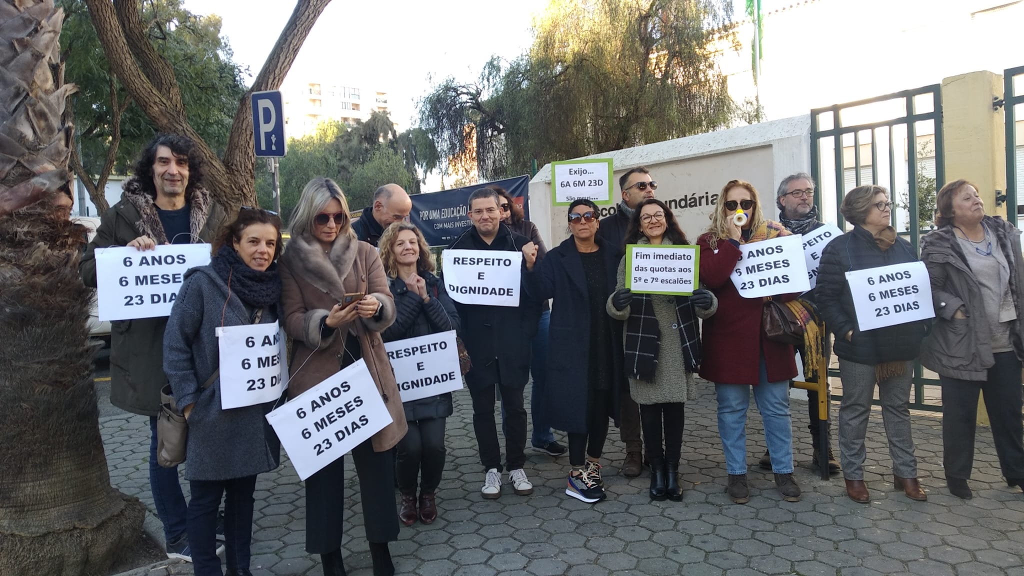 Sul Informação - Professores da secundária Pinheiro e Rosa manifestaram-se frente à escola