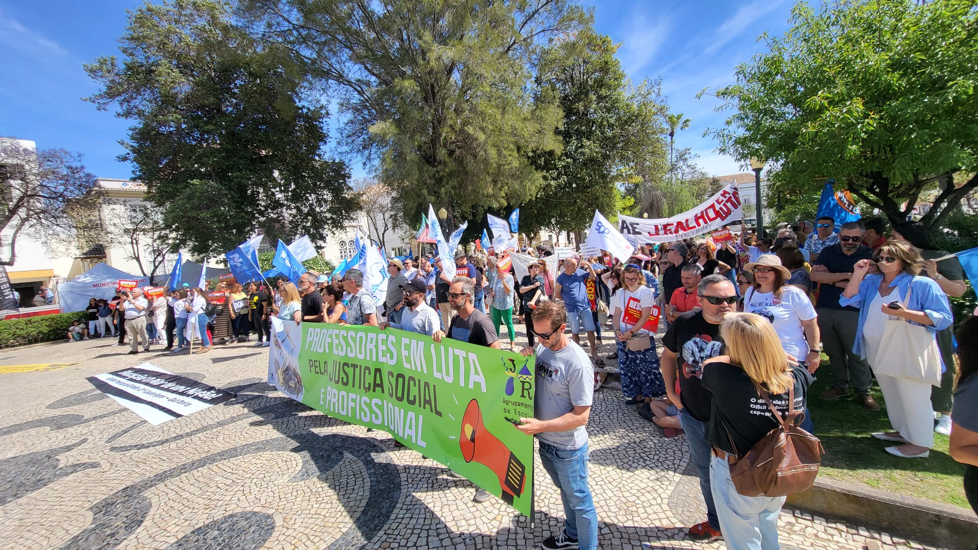 Sul Informação - Professores e educadores de todo o Algarve manifestam-se em Faro