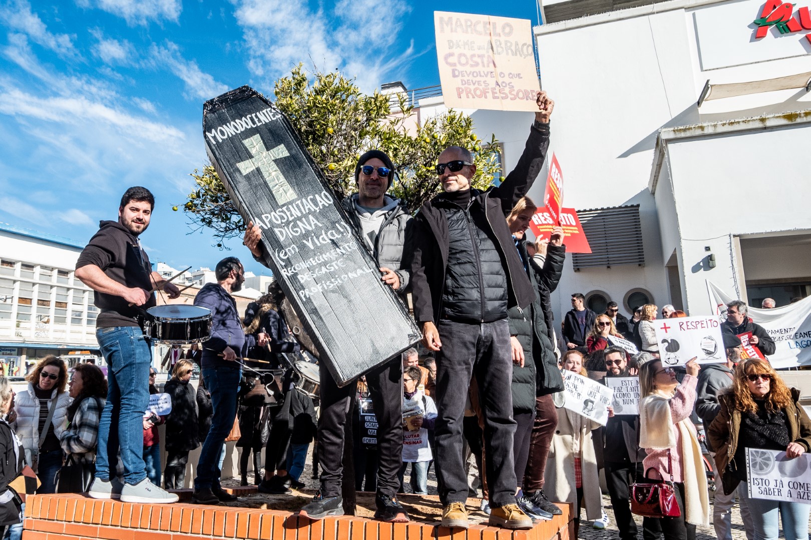 Sul Informação - Um caixão, um irmão metralha e forte adesão na greve distrital de professores no Algarve
