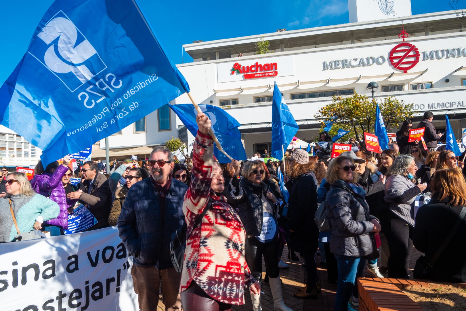 Sul Informação - Um caixão, um irmão metralha e forte adesão na greve distrital de professores no Algarve