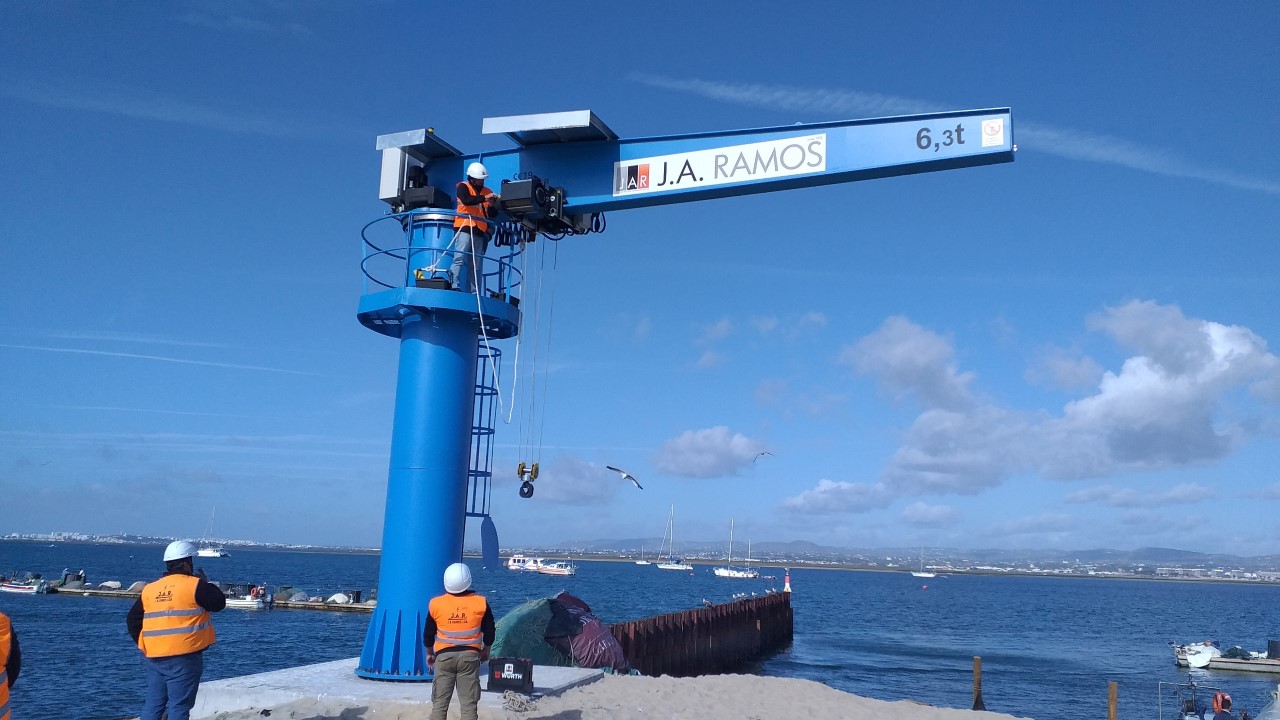 Sul Informação - Câmara de Faro instalou grua marítima no Porto de Abrigo da Culatra