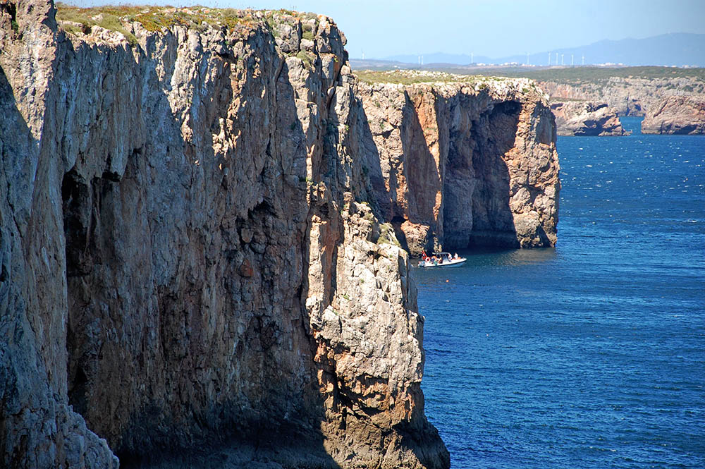 Sul Informação - Universidade do Algarve investiga grutas marinhas da costa de Sagres