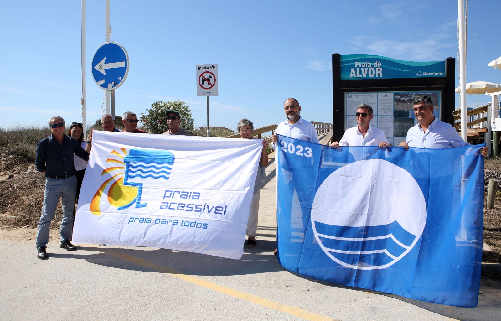 Sul Informação - Praias de Portimão hasteiam a Bandeira Azul pelo 36º ano consecutivo