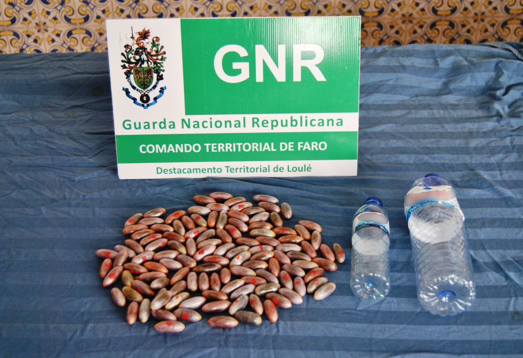 Sul Informação - GNR apanha 6000 doses de haxixe em garrafas plásticas à beira de estrada em Almancil