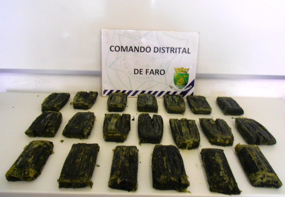 Sul Informação - Pacote com 20 placas de haxixe encontrado em praia de VRSA