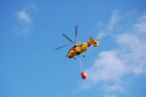 Sul Informação - Helicóptero bombardeiro pesado já está a ajudar a combater incêndio em Monchique