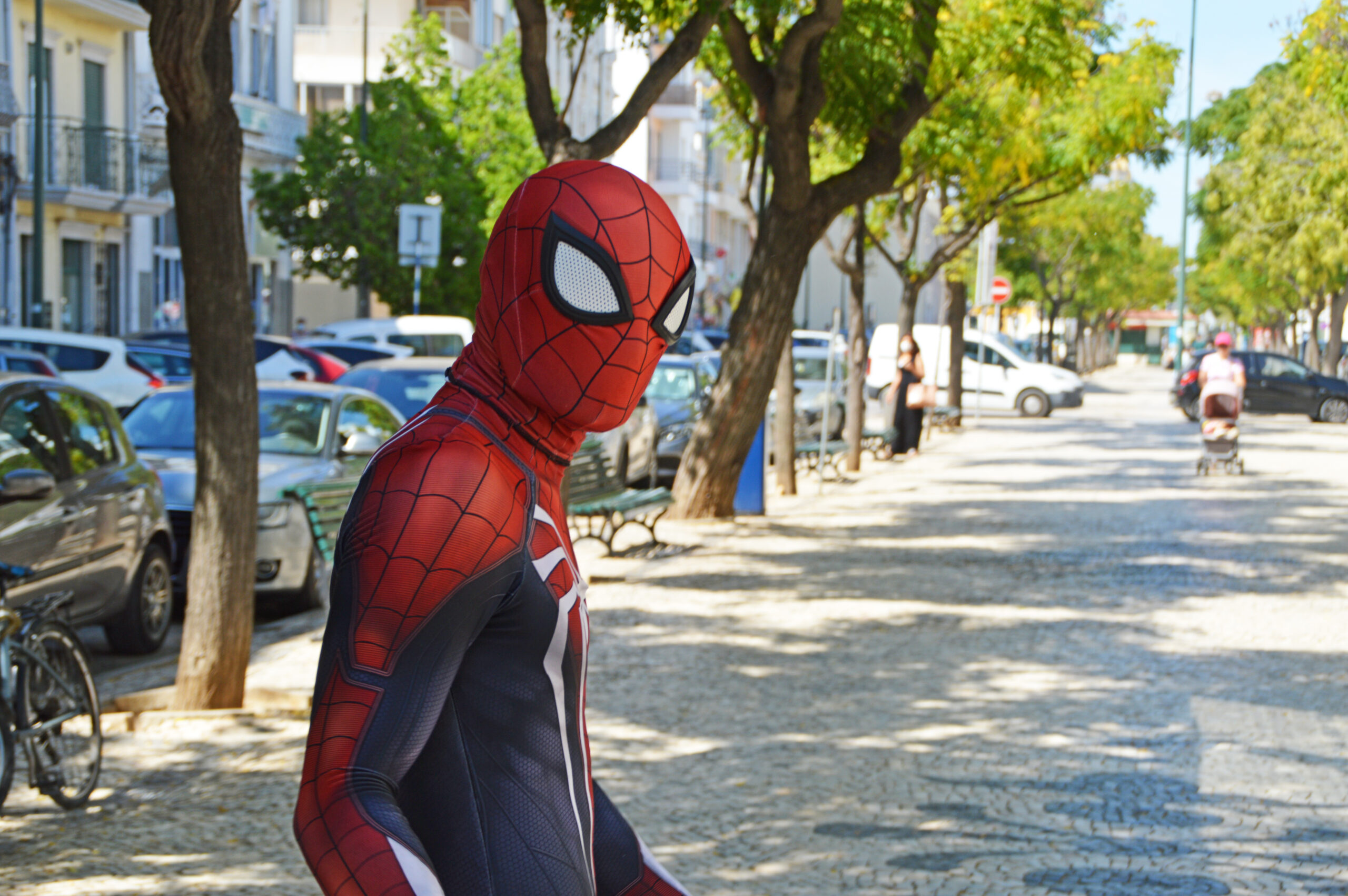 Sul Informação - Homem-Aranha sai às ruas de Olhão para alegrar miúdos e graúdos
