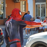 Sul Informação - Homem-Aranha sai às ruas de Olhão para alegrar miúdos e graúdos
