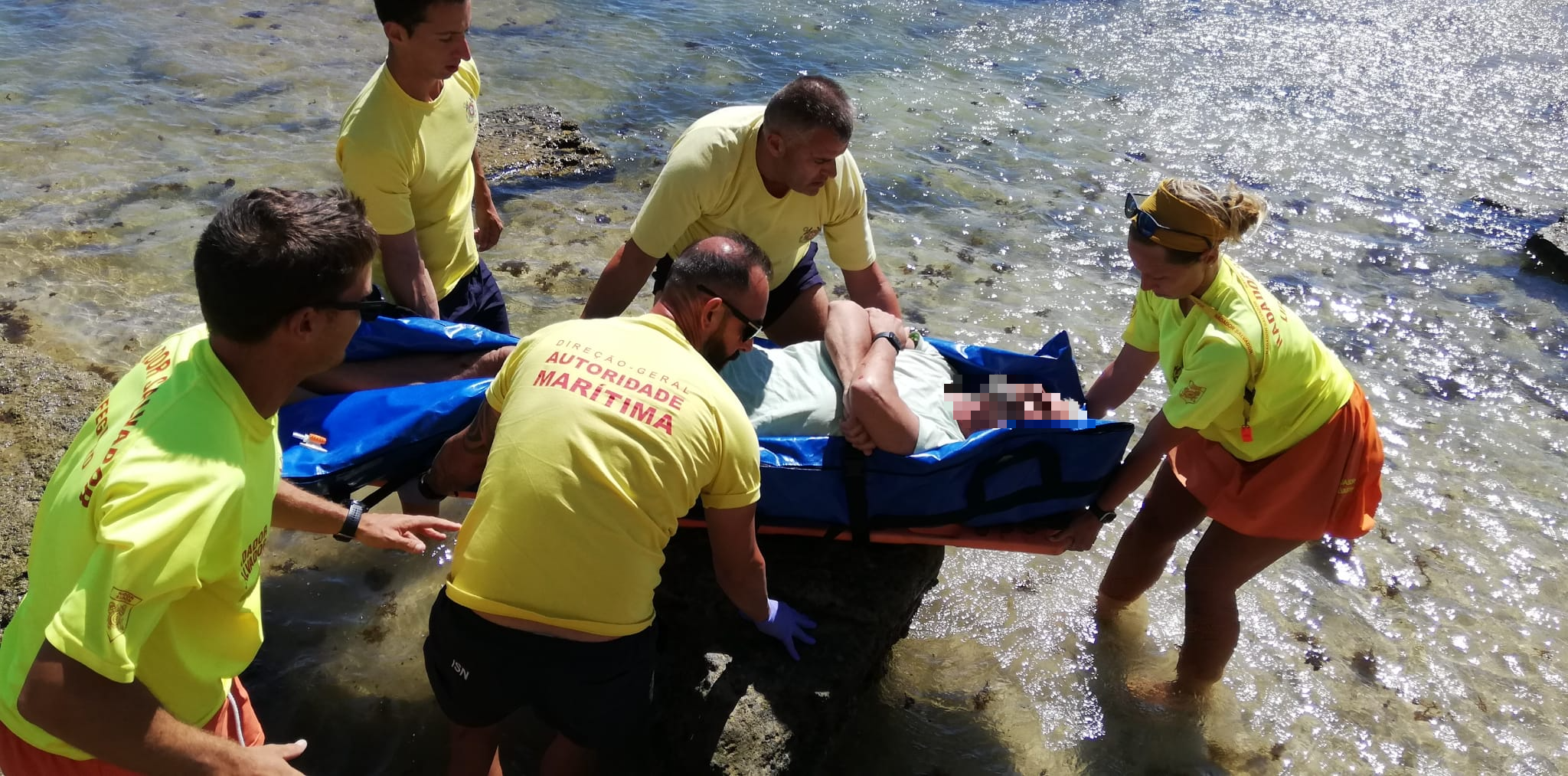 Sul Informação - Elementos do “SeaWatch” resgatam sexagenário que sofreu queda na praia da Luz