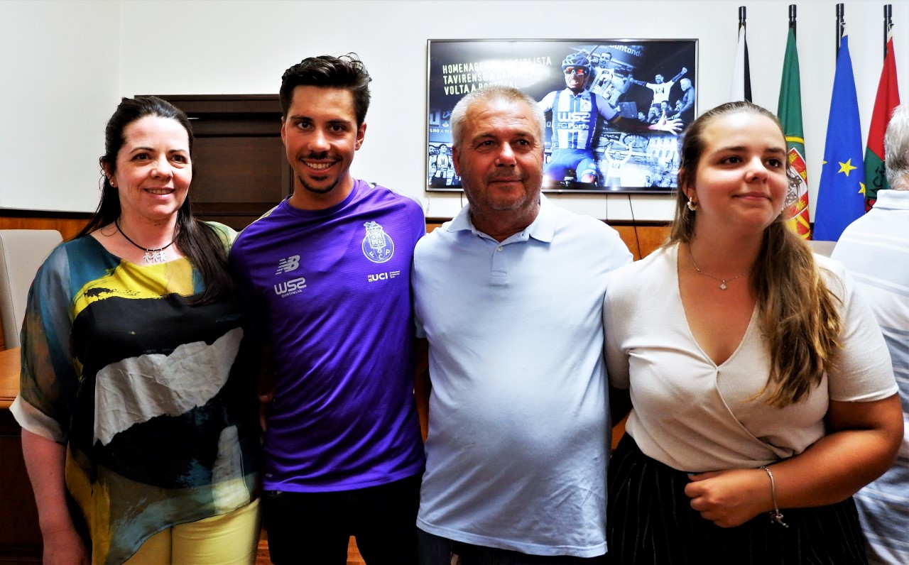 Sul Informação - João Rodrigues celebrou vitória na Volta com as suas famílias de Tavira