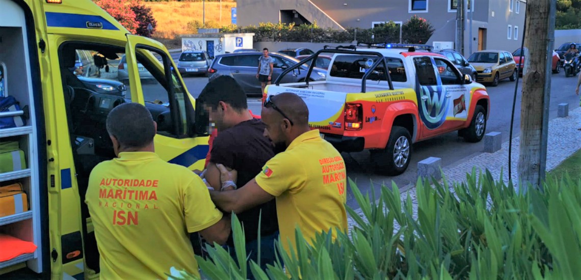 Sul Informação - Homem que desmaiou ao sair da praia foi assistido pela equipa da Estação Salva-Vidas de Ferragudo