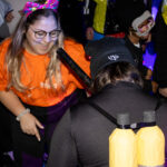 Sul Informação - 40 utentes da APATRIS 21 e da APPC de Faro brincaram ao Carnaval na discoteca