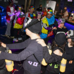 Sul Informação - 40 utentes da APATRIS 21 e da APPC de Faro brincaram ao Carnaval na discoteca