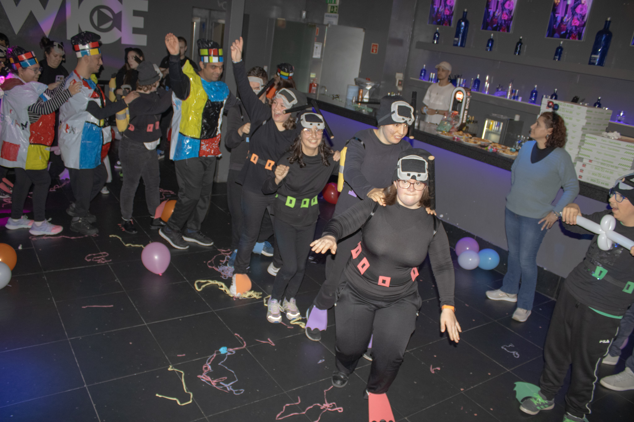 Sul Informação - 40 utentes da APATRIS 21 e da APPC de Faro brincaram ao Carnaval na discoteca