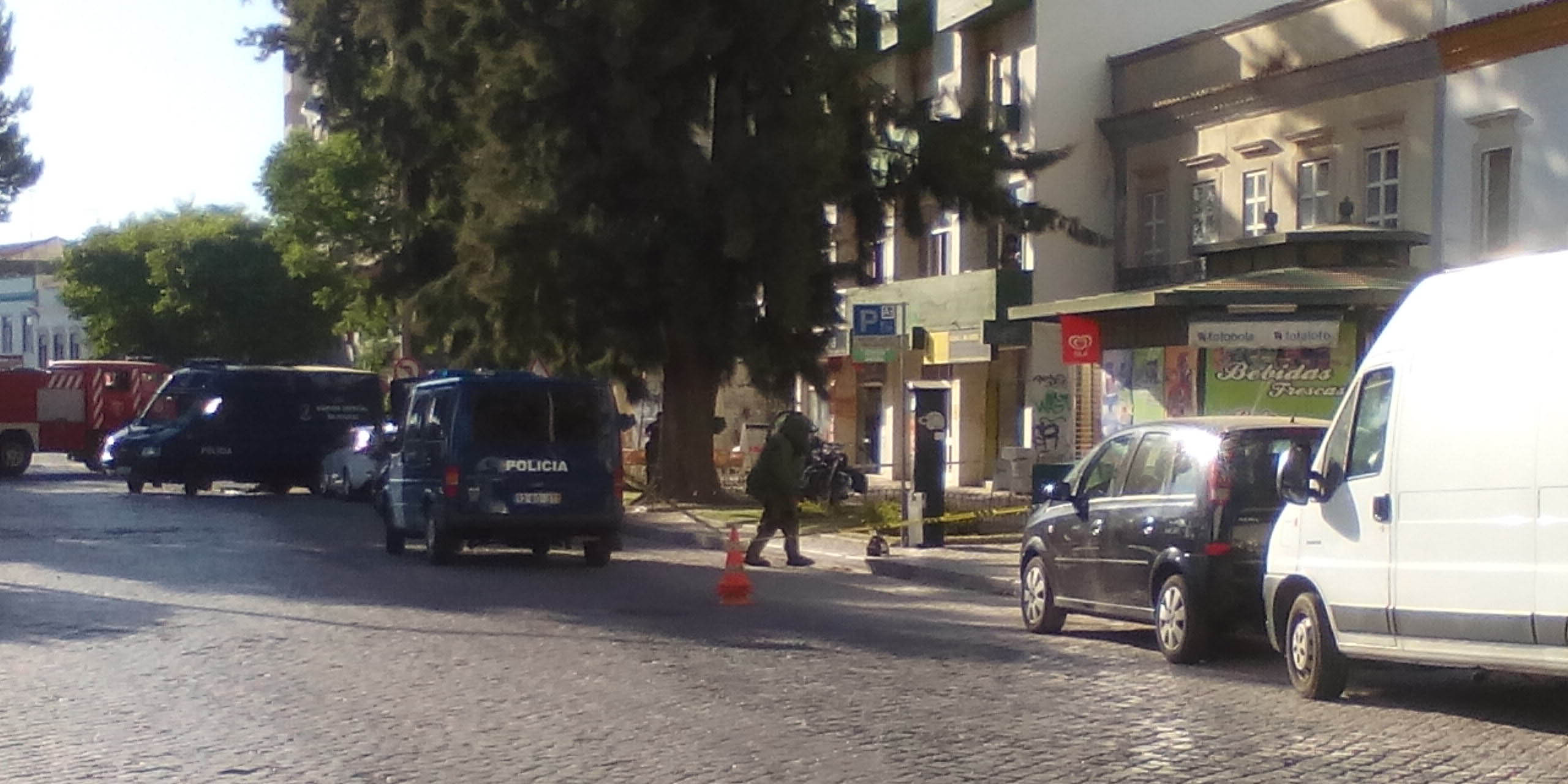 Sul Informação - Granada abandonada em passeio obriga PSP a criar zona de segurança na Baixa de Faro (com fotos)