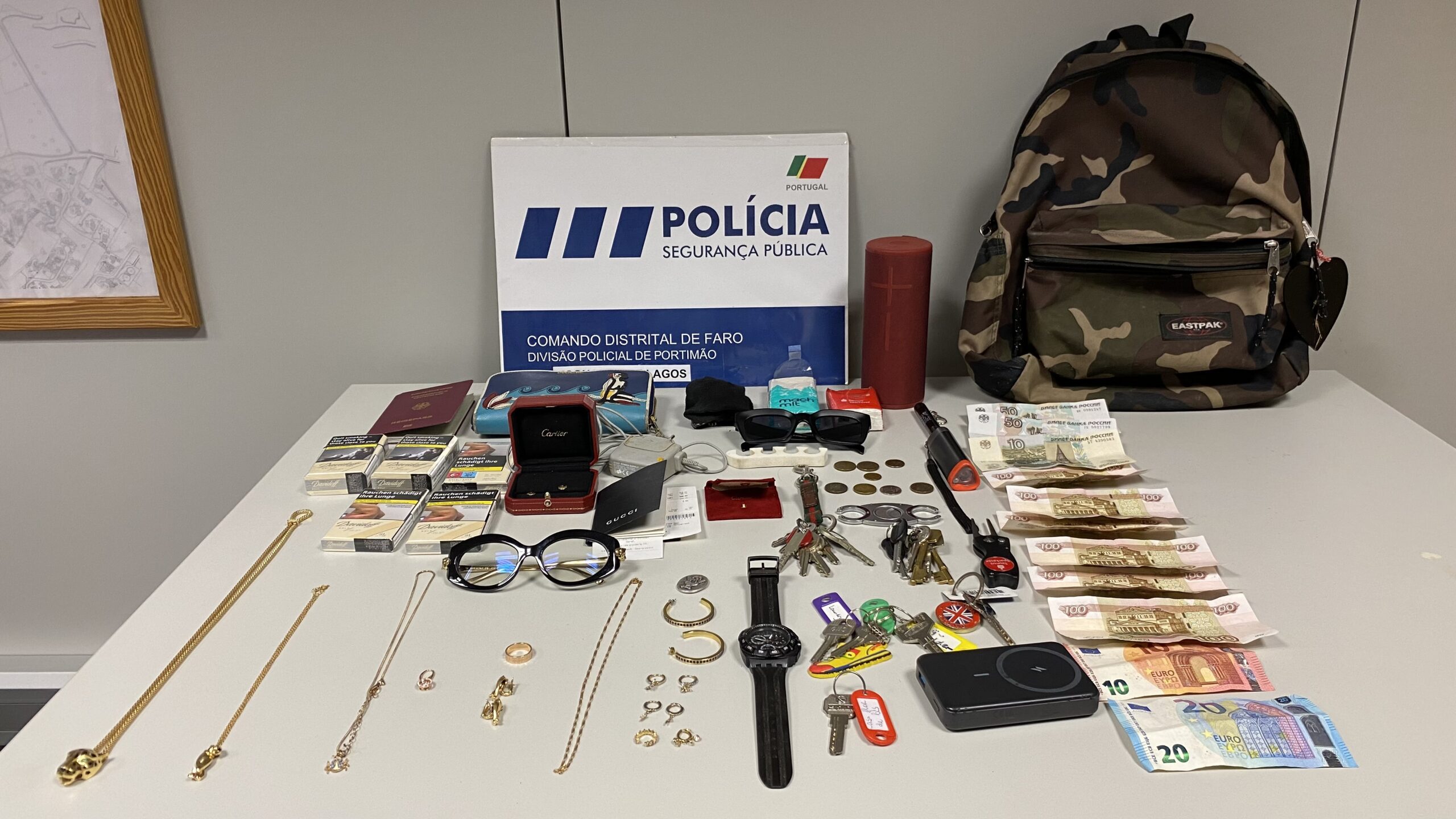 Sul Informação - Homem de 27 anos detido em Lagos por 5 crimes de furto em residências