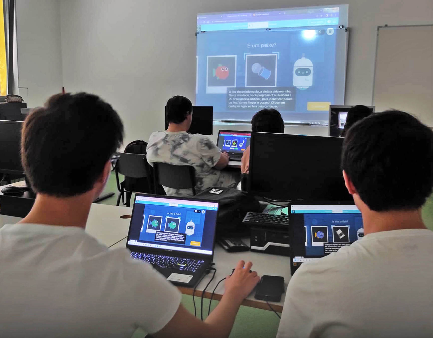 Sul Informação - Alunos do Curso Profissional de Gestão de Equipamentos Informáticos de Faro participaram na Code Week