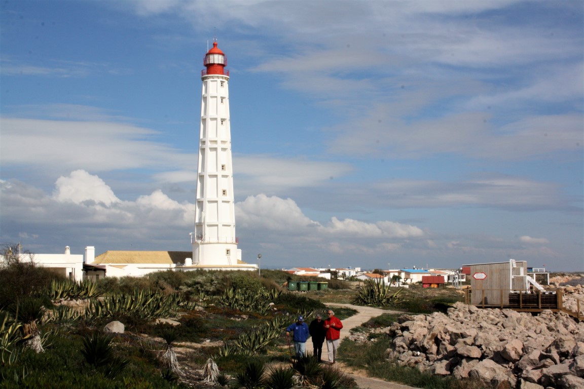 Sul Informação - Farol e Hangares não desistem da luta contra demolições e têm a ajuda de Catarina Martins