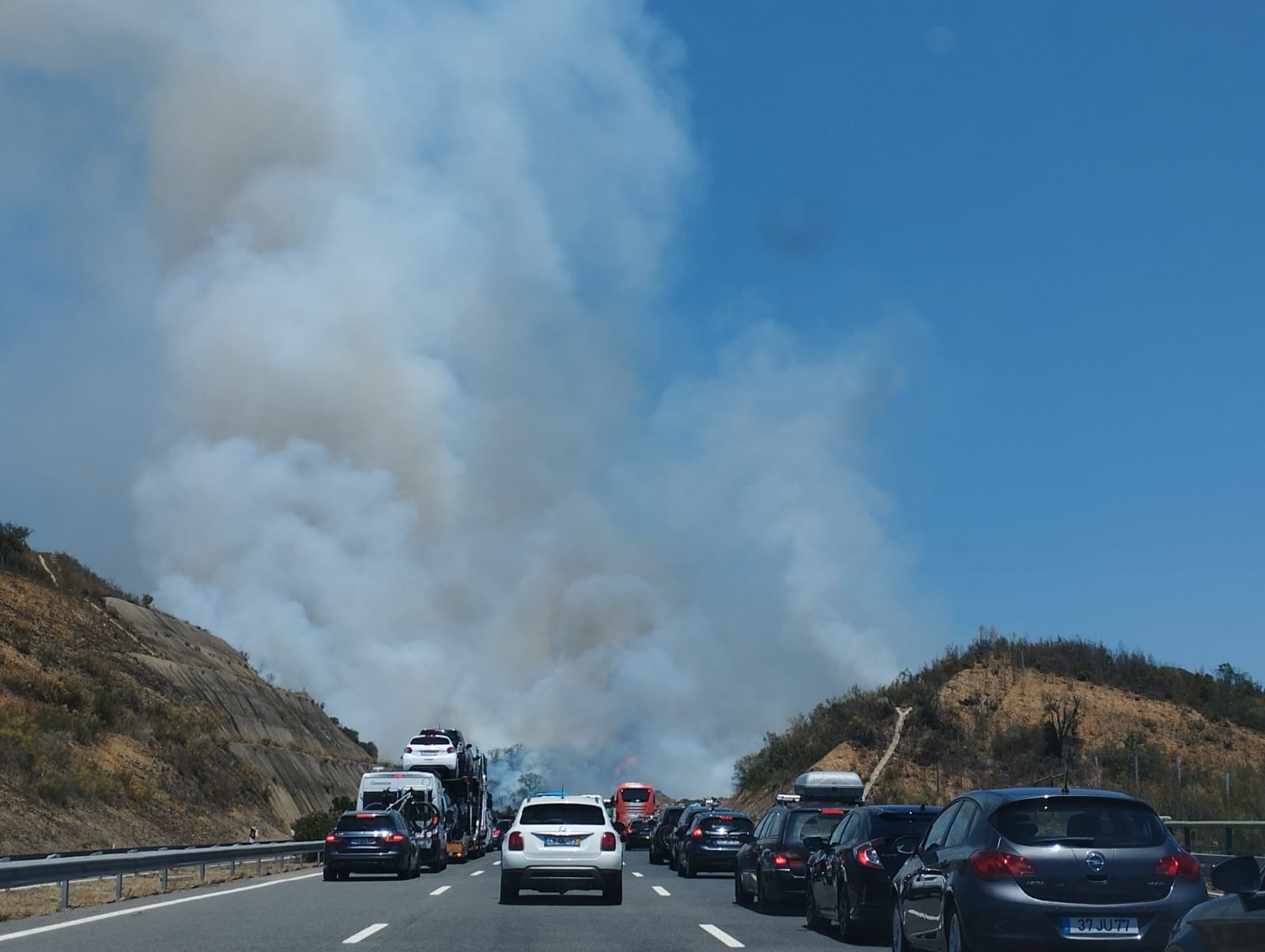 Sul Informação - Incêndio com 3 frentes condiciona trânsito na A2 junto a Santana da Serra