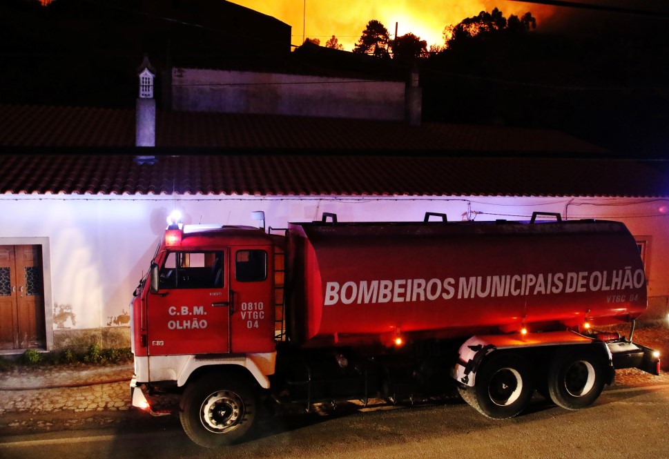 Sul Informação - Pessoas retiradas de casa por precaução no incêndio de Monchique (com fotos)