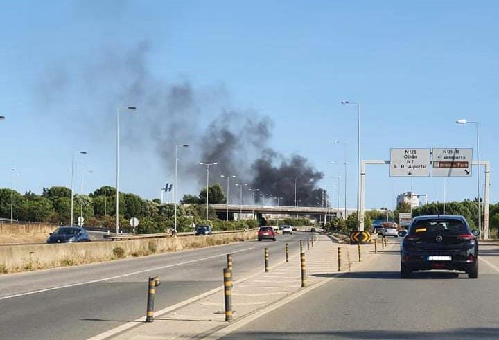 Sul Informação - Incêndio à entrada de Faro já foi dominado