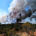 Sul Informação - Meios que combatem incêndio em Gambelas reforçados, restaurante evacuado por precaução