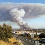 Sul Informação - Meios que combatem incêndio em Gambelas reforçados, restaurante evacuado por precaução
