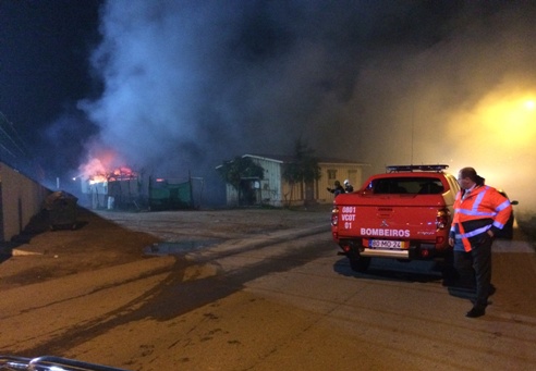 Sul Informação - Incêndio no bairro da Horta da Areia em Faro deixa três famílias desalojadas