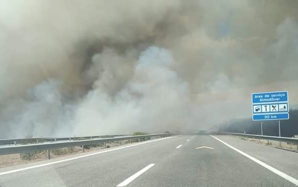 Sul Informação - Parque de caravanas evacuado devido ao incêndio de Messines
