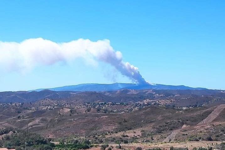 Sul Informação - Treze meios aéreos e mais de 260 operacionais combatem fogo na Serra de Monchique