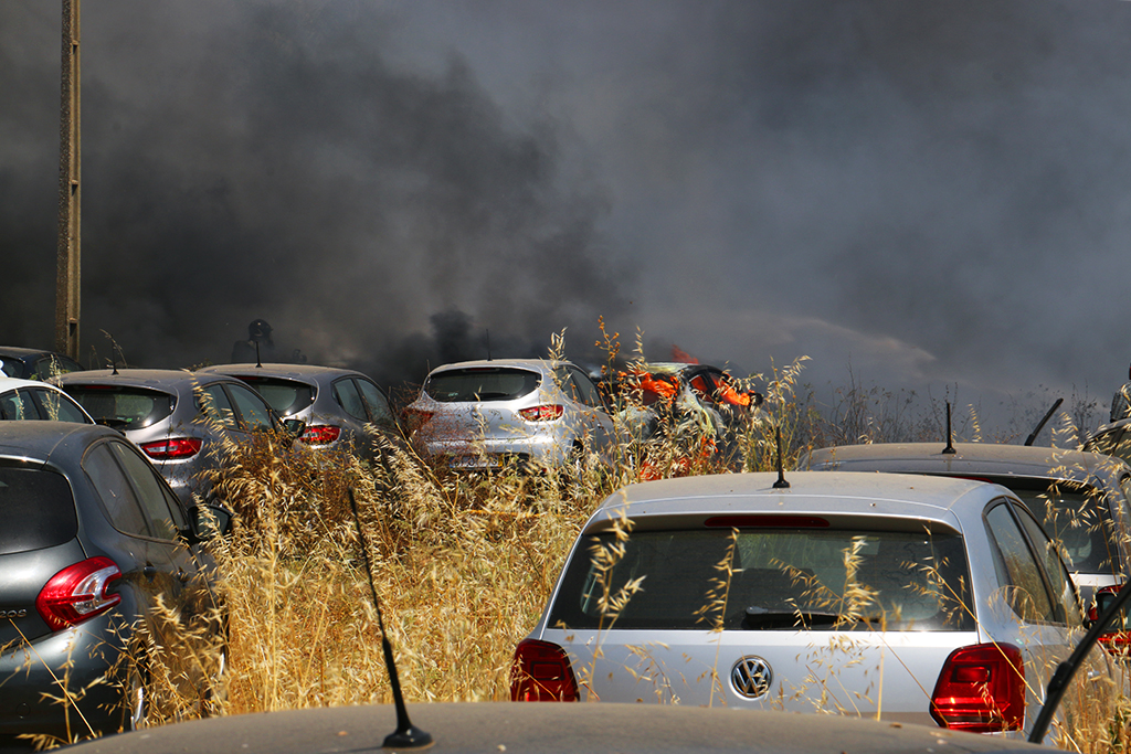 Sul Informação - 40 carros destruídos e um bombeiro ferido no incêndio da rent-a-car no Patacão