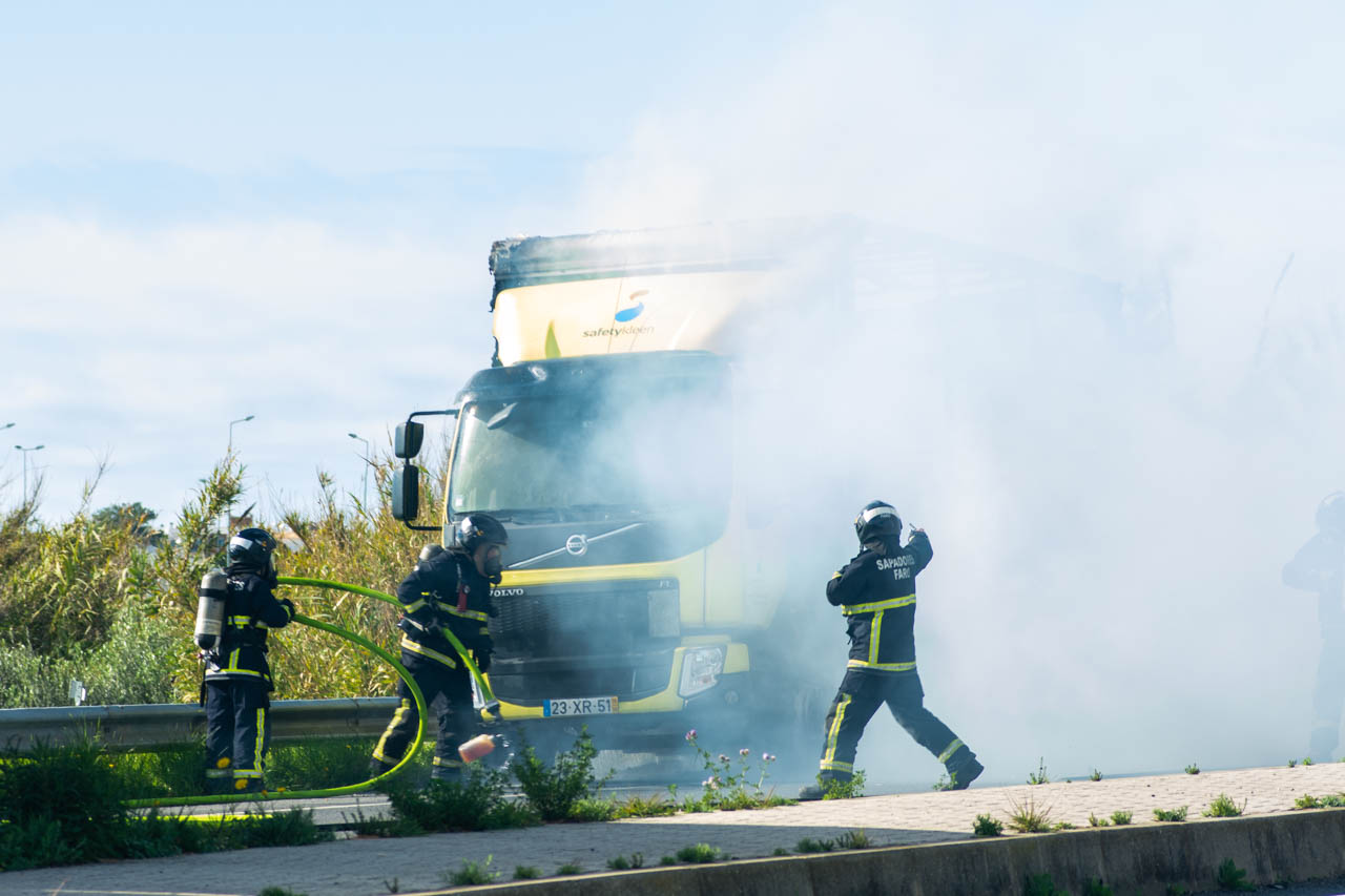 Sul Informação - Camião a arder corta trânsito na Variante Norte de Faro