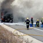 Sul Informação - Camião carregado de madeira ardeu na Via do Infante