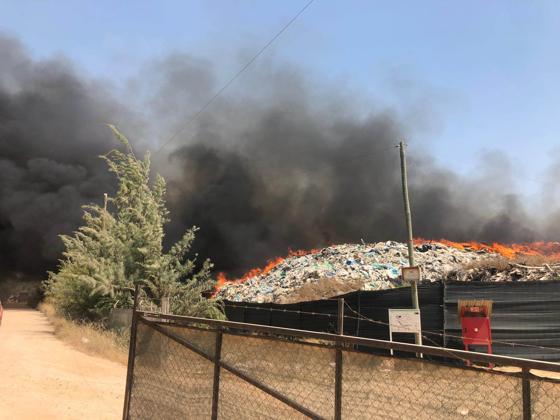 Sul Informação - Lixeira arde a curta distância do incêndio de Gambelas [com vídeo]